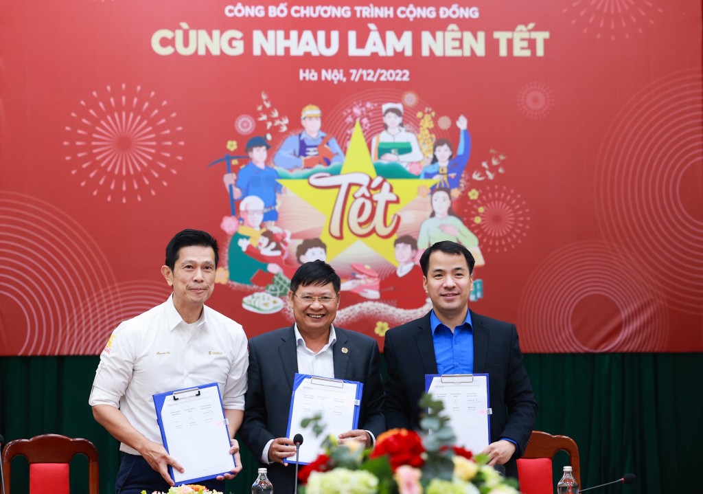 Đại diện SABECO, Tổng Liên đoàn Lao động Việt Nam và Trung Ương Đoàn TNCS Hồ Chí Minh ký kết triển khai chương trình trao 8.000 phần quà Tết đến người lao động trên cả nước