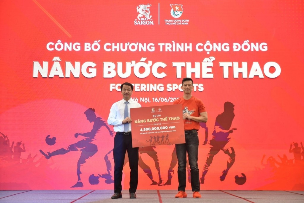 Ông Bennett Neo, Tổng giám đốc SABECO trao biển hỗ trợ xây dựng 30 sân chơi thể thao cộng đồng cho đồng chí Ngô Văn Cương - Bí thư Trung ương Đoàn TNCS Hồ Chí Minh