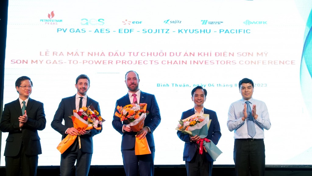 Tỉnh Bình Thuận tặng hoa cho các Nhà đầu tư