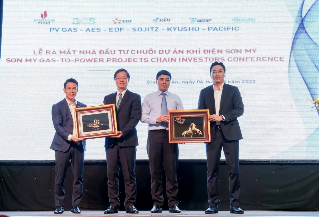 Lãnh đạo Tổng công ty Khí Việt Nam trao quà lưu niệm đến tỉnh Bình Thuận