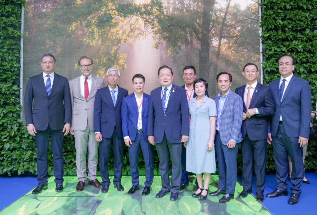 Ông Võ Văn Hoan – Thành ủy viên, Phó chủ tịch UBND Tp.HCM và các vị đại biểu đến tham quan Gian triển lãm PV GAS trong khu vực Năng lượng xanh