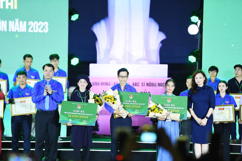 Ông Ngô Văn Cương, Bí thư T.Ư Đoàn TNCS, và bà Venus Teoh Kim Wei, Phó TGĐ SABECO, trao thưởng cho các cá nhân đoạt giải thưởng Lương Định Của 2023