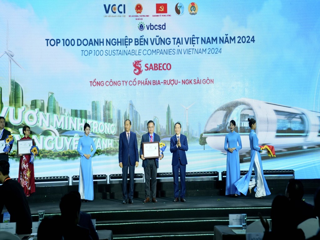 Ông Nguyễn Hoàng Giang, Tổng giám đốc công ty TNHH Thương mại Bia Saigon SATRACO nhận giấy chứng nhận CSI100 2024