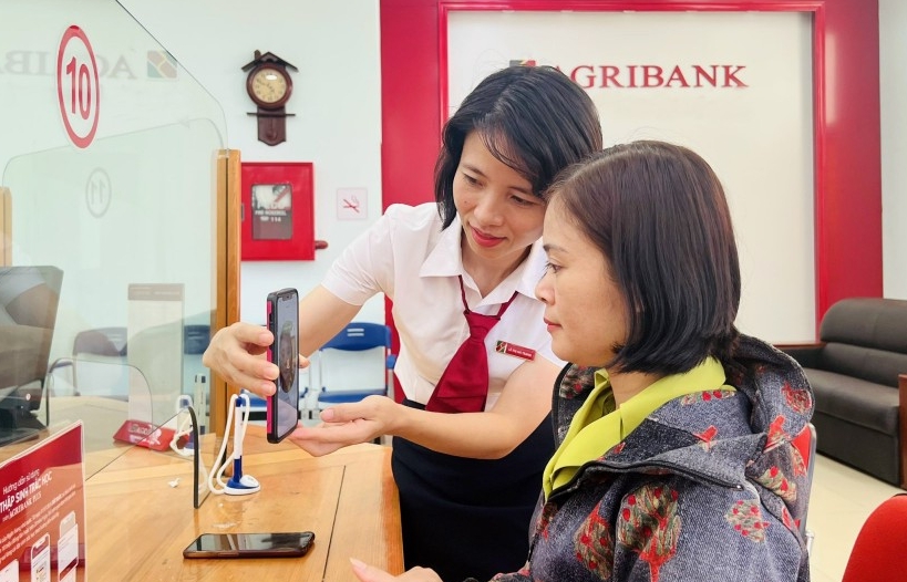 Cài sinh trắc học trên Agribank Plus, cơ hội trúng iPhone 16 mỗi ngày