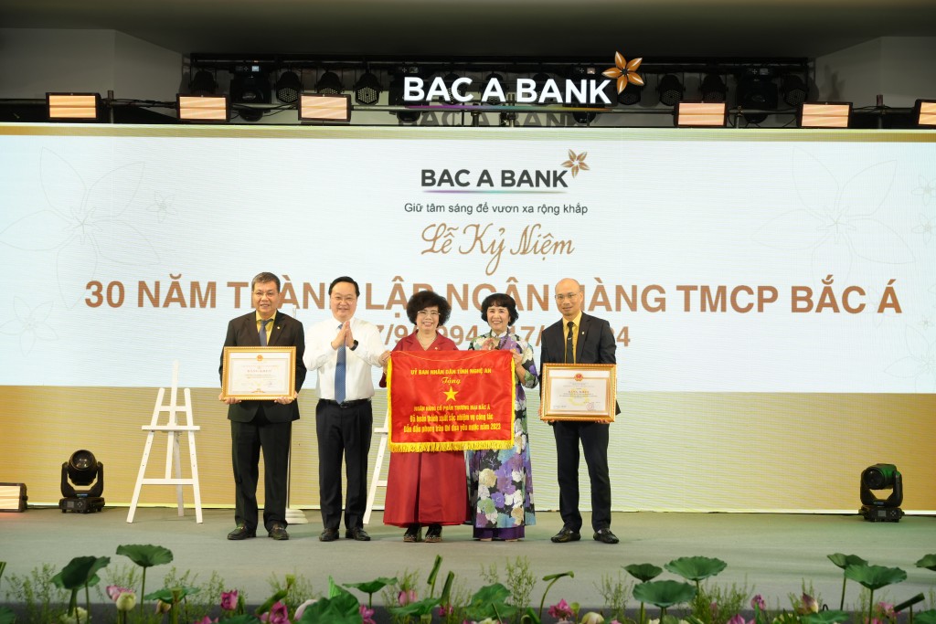 Đại diện Ban Lãnh đạo BAC A BANK nhận Cờ thi đua và Bằng khen của UBND tỉnh Nghệ An, Bằng khen của Thống đốc NHNN trong Lễ Kỷ niệm 30 năm thành lập