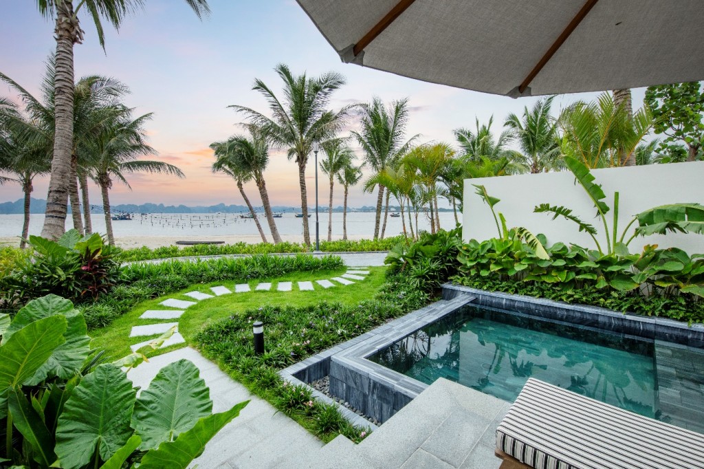 Không gian bên ngoài của biệt thự mẫu Lagoon Residences tràn ngập sắc xanh của thiên nhiên. Ảnh: BIM Land.