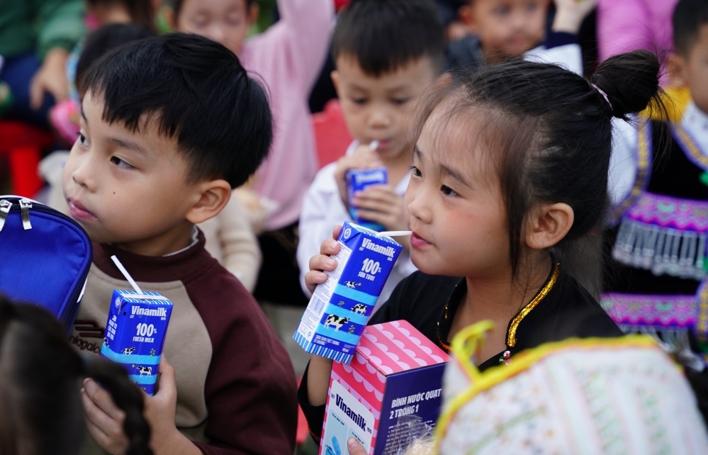 “Hộp quà bất ngờ” từ Vinamilk: Niềm vui ấm áp cho trẻ em vùng cao