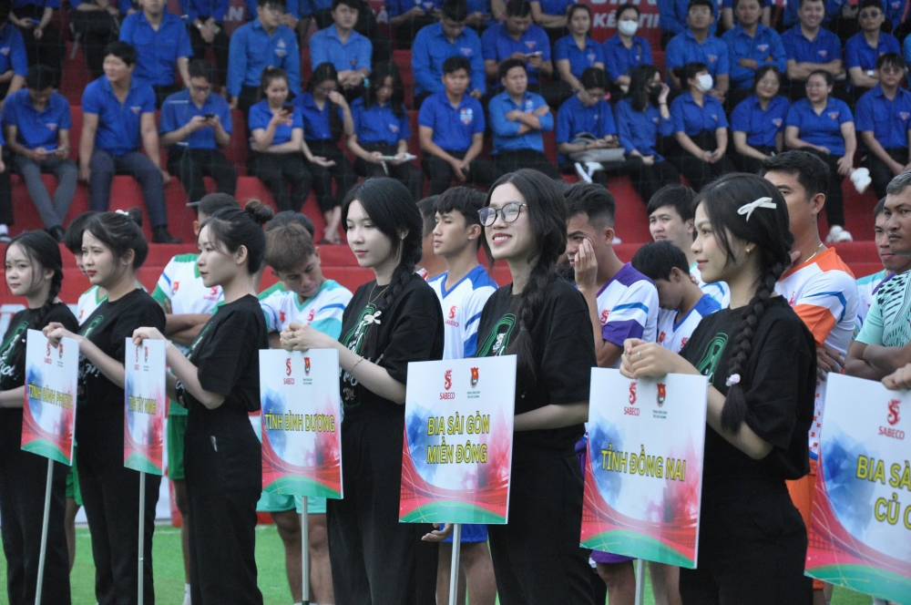 Khai mạc vòng khu vực giải bóng đá “Gắn kết tinh thần Việt” tại Bình Dương