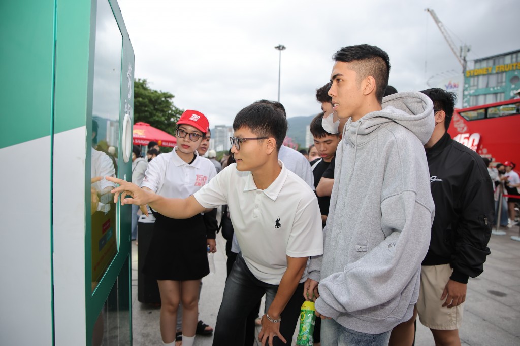 Người dân Quy Nhơn (thuộc Bình Định trước đây) tham gia trải nghiệm mô hình máy tái chế vỏ lon, chai.