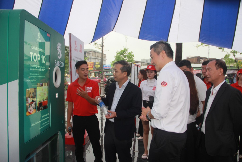 Đại diện lãnh đạo tỉnh Nghệ An tìm hiểu, trải nghiệm máy tái chế thuộc Hành Trình Di Sản của SABECO.JPG