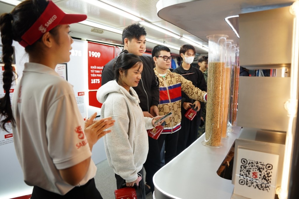 Người dân tham quan và tìm hiểu về hành trình 150 năm di sản của SABECO trên mô hình xe buýt hai tầng