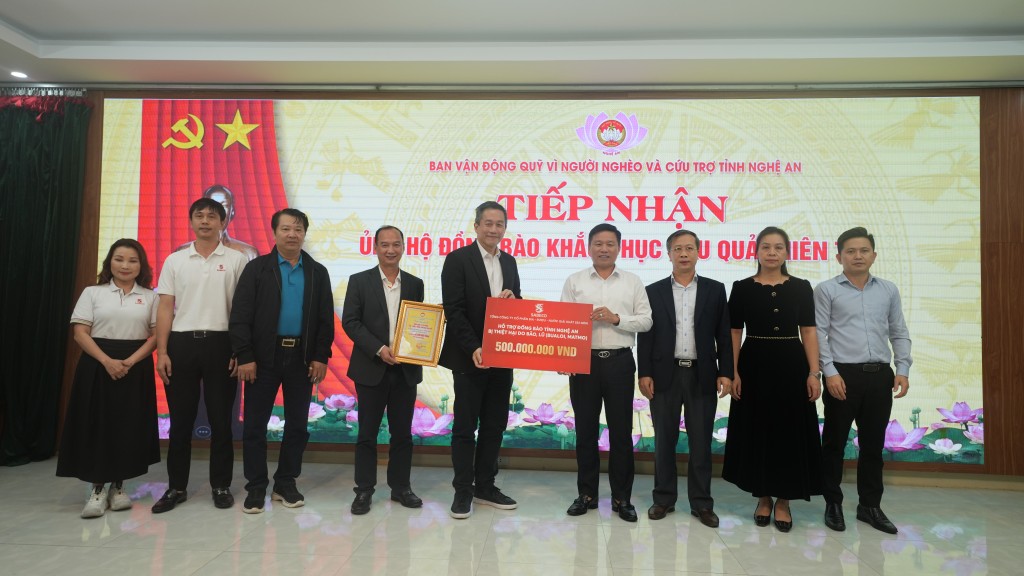 SABECO trao bảng hỗ trợ trị giá 500 triệu đồng cho tỉnh Nghệ An