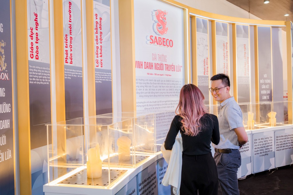 Khu vực trưng bày Giải thưởng “Vinh danh Người truyền lửa” của SABECO