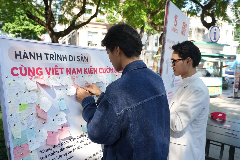 “Bức Tường Gắn Kết” nhận được sự quan tâm của đông đảo người dân tại Hà Nội_