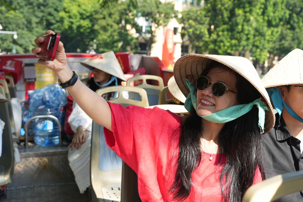 Bên cạnh các khu vực trưng bày, người dân Hà Nội được tham gia “city tour” vòng quanh thủ đô cùng các địa danh nổi bật