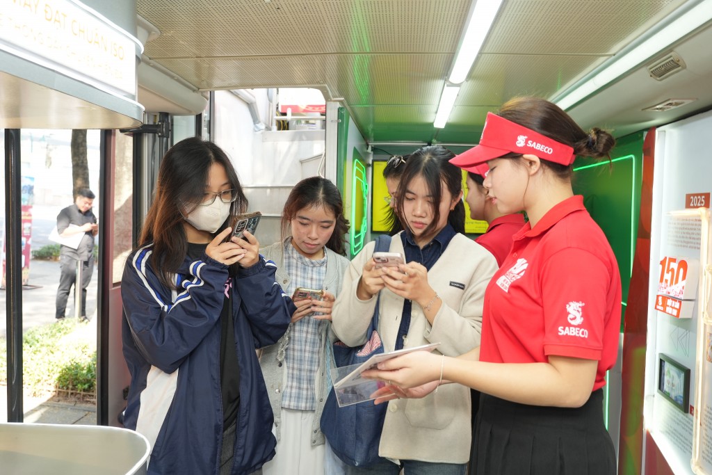 Người dân Hà Nội tương tác các khu vực trưng bày và tìm hiểu về lịch 150 năm phát triển ngành bia Việt Nam cùng SABECO