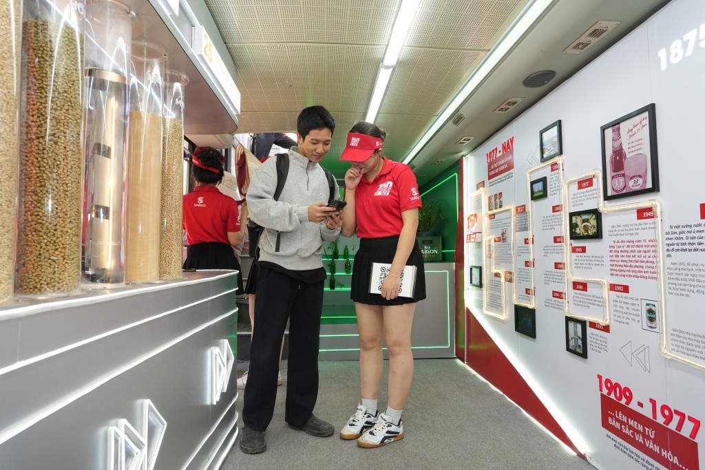 Người dân Hà Nội tương tác các khu vực trưng bày và tìm hiểu về lịch 150 năm phát triển ngành bia Việt Nam cùng SABECO(1)