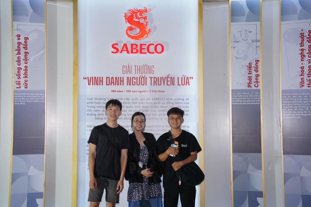 Khách tham quan tìm hiểu về Giải thưởng “Vinh danh Người truyền lửa”