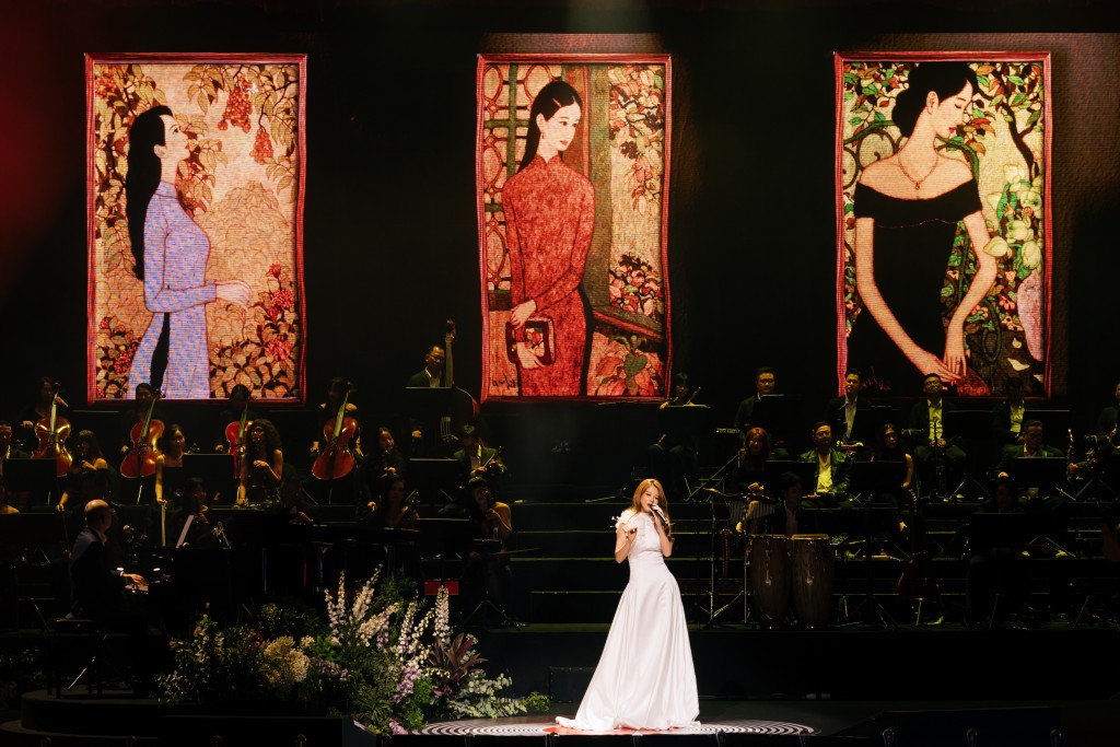 Mỗi sự kiện “Chuyện của Thanh Xuân” đều mang đến những trải nghiệm trọn vẹn: nghe – nhìn – cảm xúc, với sự đồng hành của những đối tác hàng đầu. Ảnh: Bùi Lan Hương lần đầu tiên trình diễn “Dư Âm” cùng dàn nhạc Musique de Salon Mỗi sự kiện “Chuyện của Thanh Xuân” đều mang đến những trải nghiệm trọn vẹn: nghe – nhìn – cảm xúc, với sự đồng hành của những đối tác hàng đầu. Ảnh: Bùi Lan Hương lần đầu tiên trình diễn “Dư Âm” cùng dàn nhạc Musique de Salon