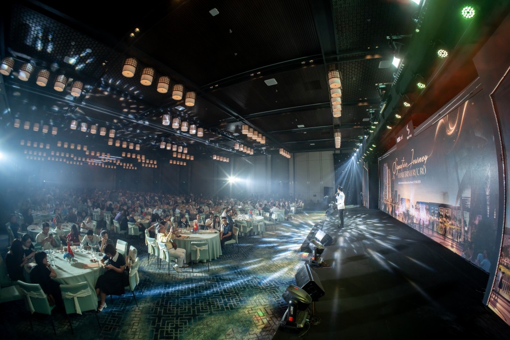 Hình ảnh khán phòng đầy ắp khách mời của sự kiện “Signature Journey - Hành trình rực rỡ”, cho thấy sức hút mạnh mẽ của SkyM khi bước vào giai đoạn nước rút. Ảnh: BIM Land Hình ảnh khán phòng đầy ắp khách mời của sự kiện “Signature Journey - Hành trình rực rỡ”, cho thấy sức hút mạnh mẽ của SkyM khi bước vào giai đoạn nước rút. Ảnh: BIM Land