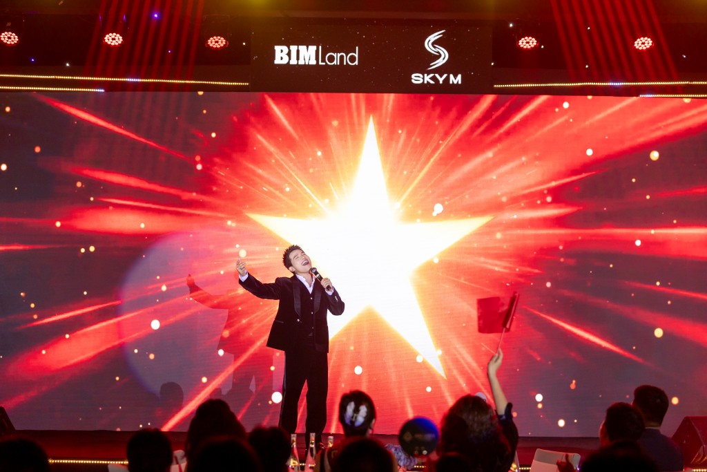 Mỗi sự kiện của SkyM luôn được đầu tư như những bữa tiệc nghệ thuật, quy tụ các nghệ sĩ nổi tiếng và tạo dấu ấn đặc biệt với giới đầu tư. Mỗi sự kiện của SkyM luôn được đầu tư như những bữa tiệc nghệ thuật, quy tụ các nghệ sĩ nổi tiếng và tạo dấu ấn đặc biệt với giới đầu tư.