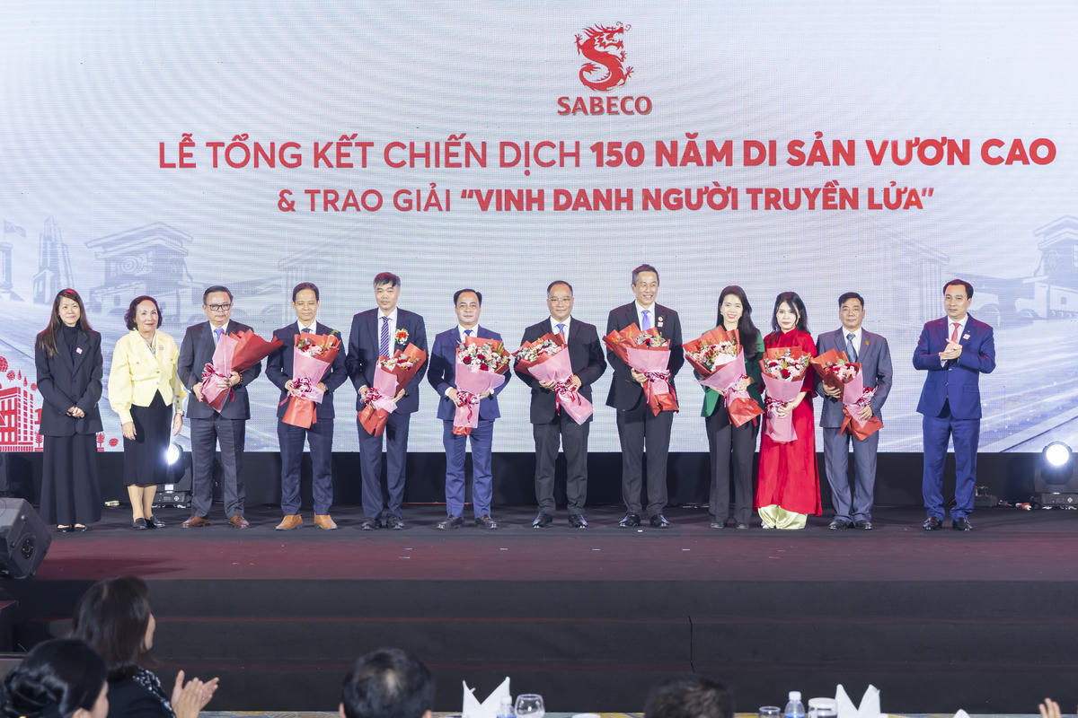 Ban Tổ chức tặng hoa các thành viên Hội đồng thẩm định giải thưởng