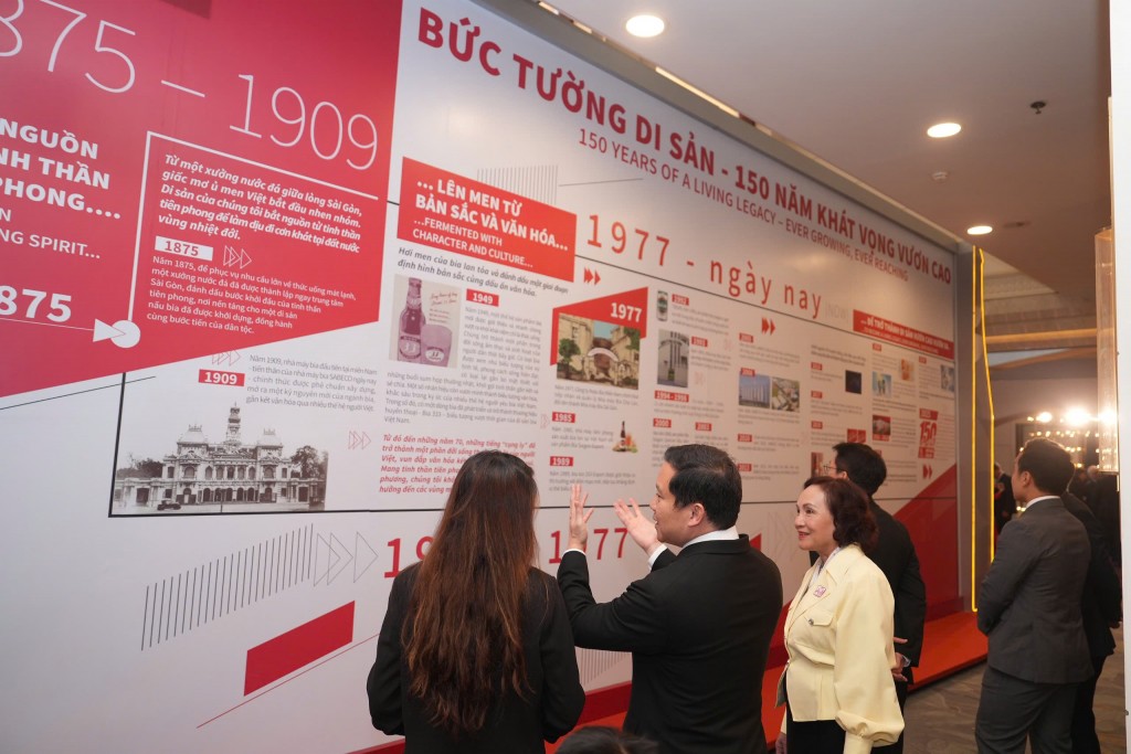Các khách mời tham quan Bức Tường Di Sản trưng bày các cột mốc hình thành và phát triển của SABECO