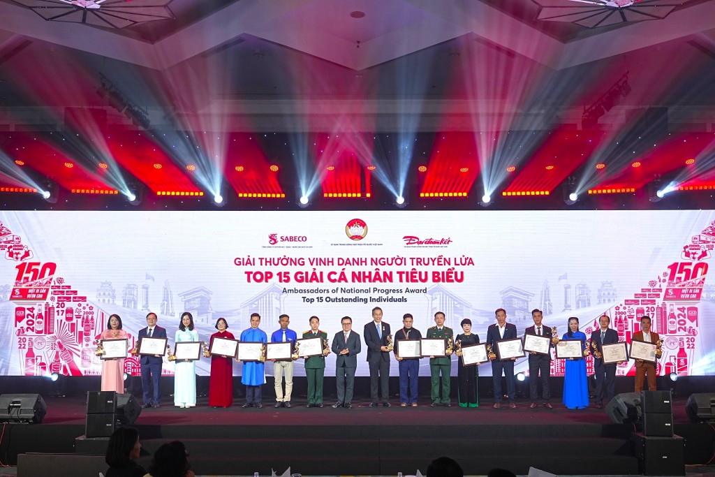 Đại diện SABECO và báo Đại Đoàn Kết trao giải Top 15 Giải Cá Nhân Tiêu Biểu