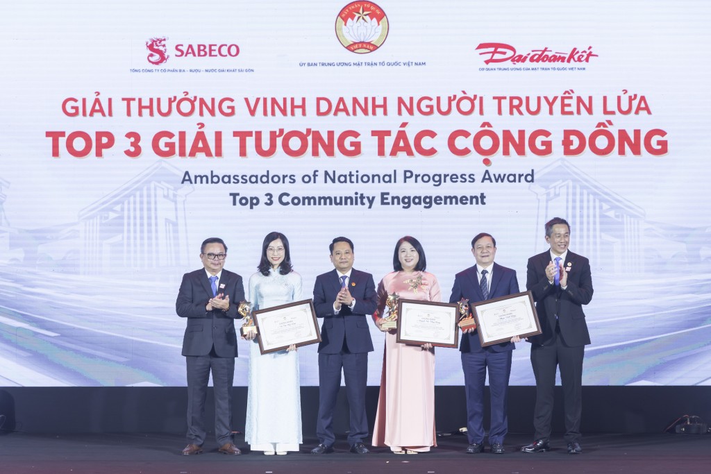 Đại diện SABECO và báo Đại Đoàn Kết trao giải Top 3 Tương Tác Cộng Đồng - 2