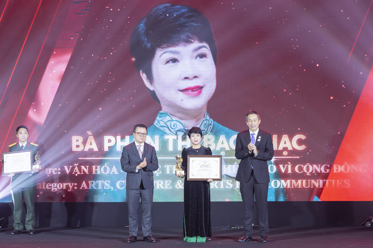 Ông Lê Quốc Minh, Phó trưởng ban Tuyên giáo và Dân vận Trung ương, Tổng biên tập Báo Nhân dân và ông Lester Tan Teck Chuan - Tổng Giám đốc SABECO trao giải cho cá nhân được vinh danh. Ảnh: Quang Vinh