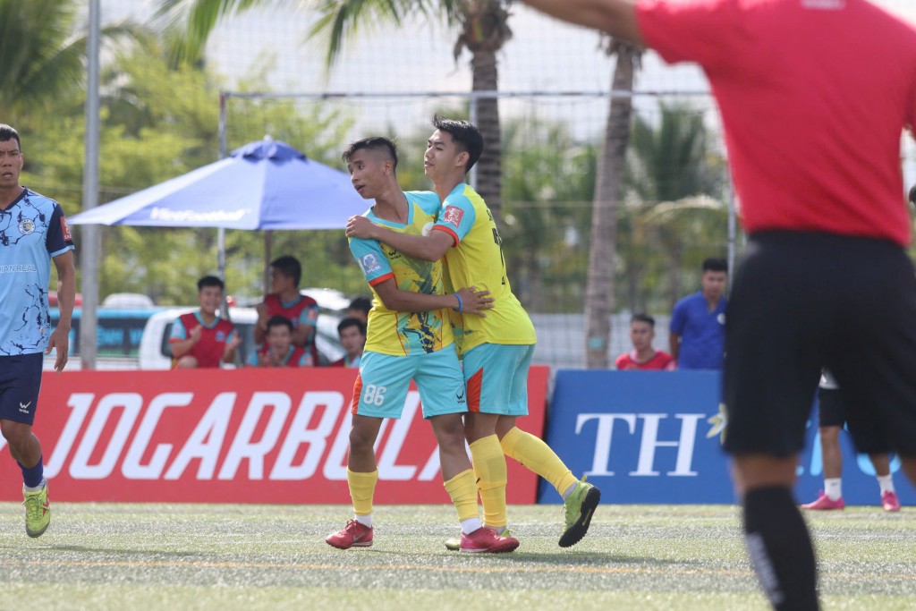 Hiếu Hoa - Quahaco nâng cúp vàng khu vực Trung Trung Bộ Hiếu Hoa - Quahaco nâng cúp vàng khu vực Trung Trung Bộ