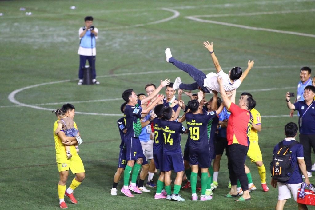 36 Hoàng Nông Thảo Vy đăng quang thuyết phục tại khu vực miền Nam