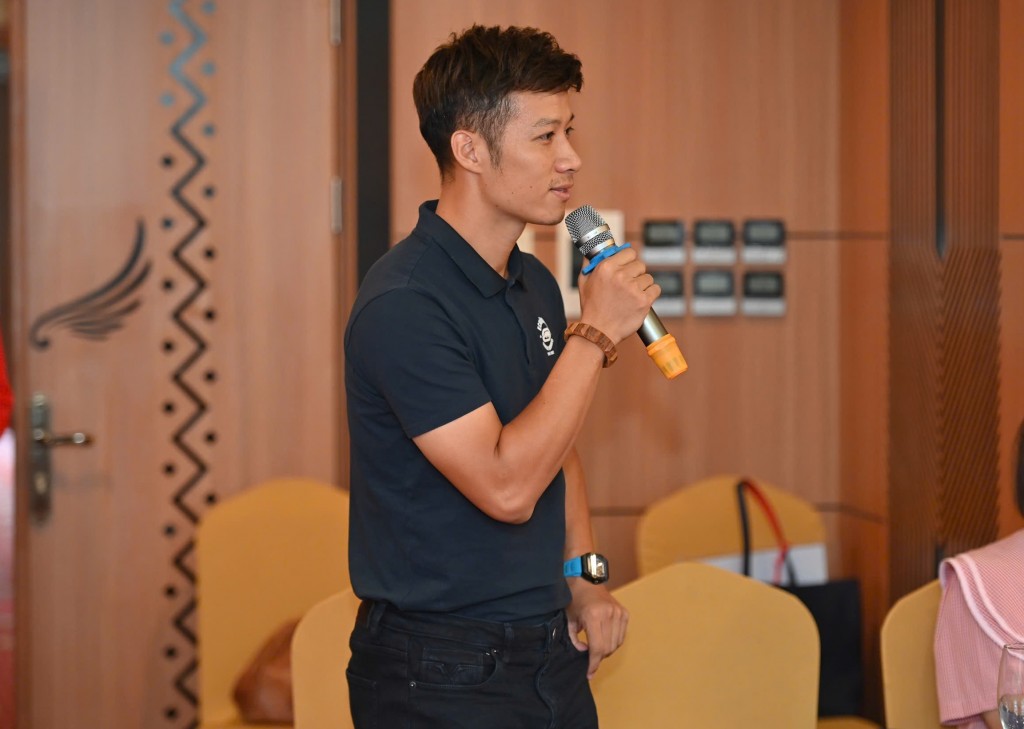 Đại diện Ban tổ chức và các đội trao đổi tại buổi họp