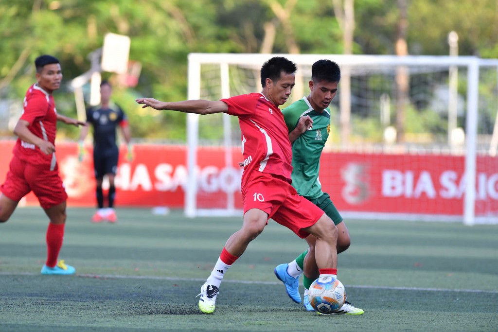 Những chàng trai sân 7 cầm hoà ấn tượng trước các ngôi sao bóng đá Việt Những chàng trai sân 7 cầm hoà ấn tượng trước các ngôi sao bóng đá Việt