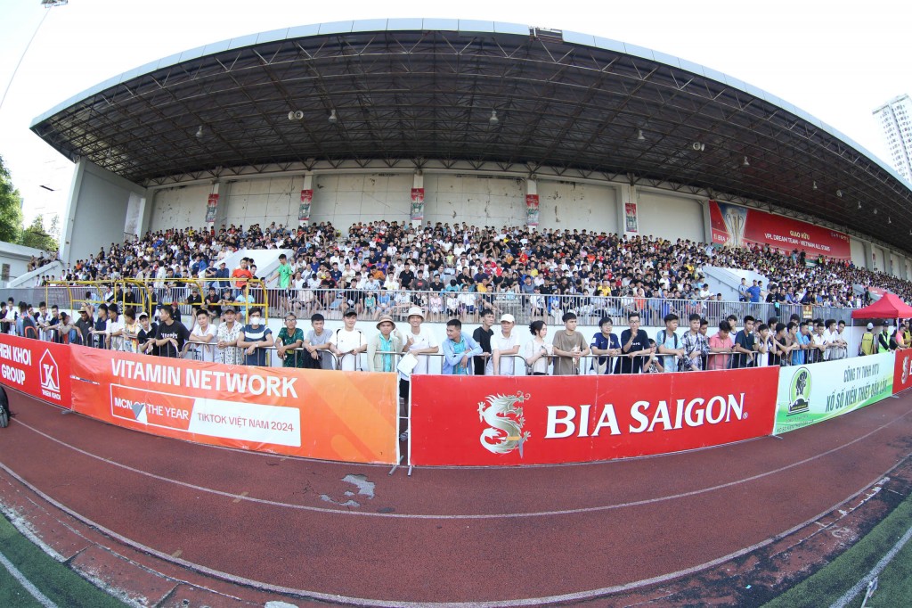 Những chàng trai sân 7 cầm hoà ấn tượng trước các ngôi sao bóng đá Việt