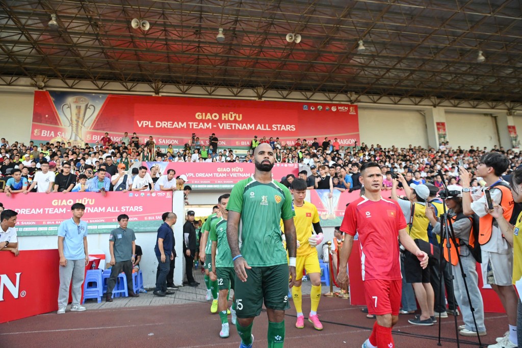 Những chàng trai sân 7 cầm hoà ấn tượng trước các ngôi sao bóng đá Việt