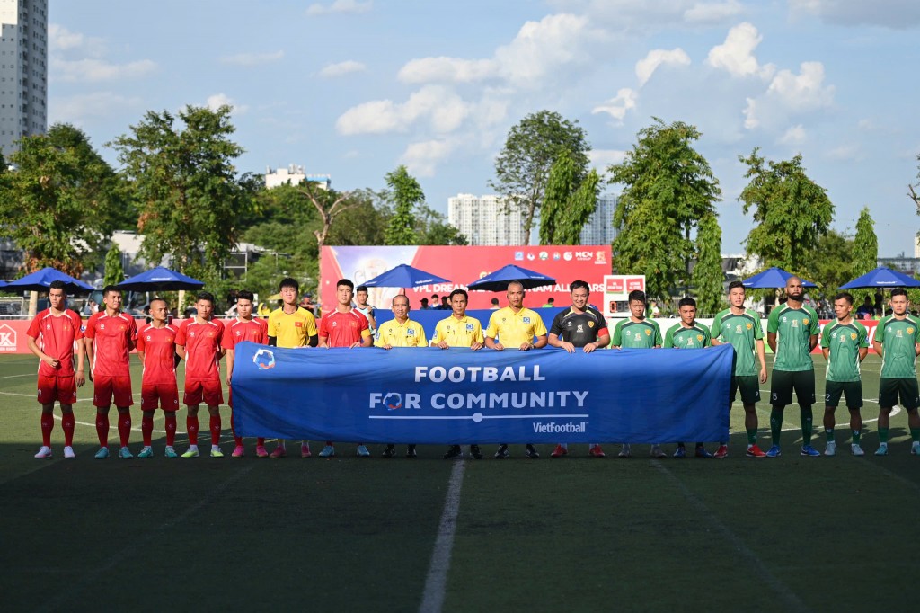 Những chàng trai sân 7 cầm hoà ấn tượng trước các ngôi sao bóng đá Việt