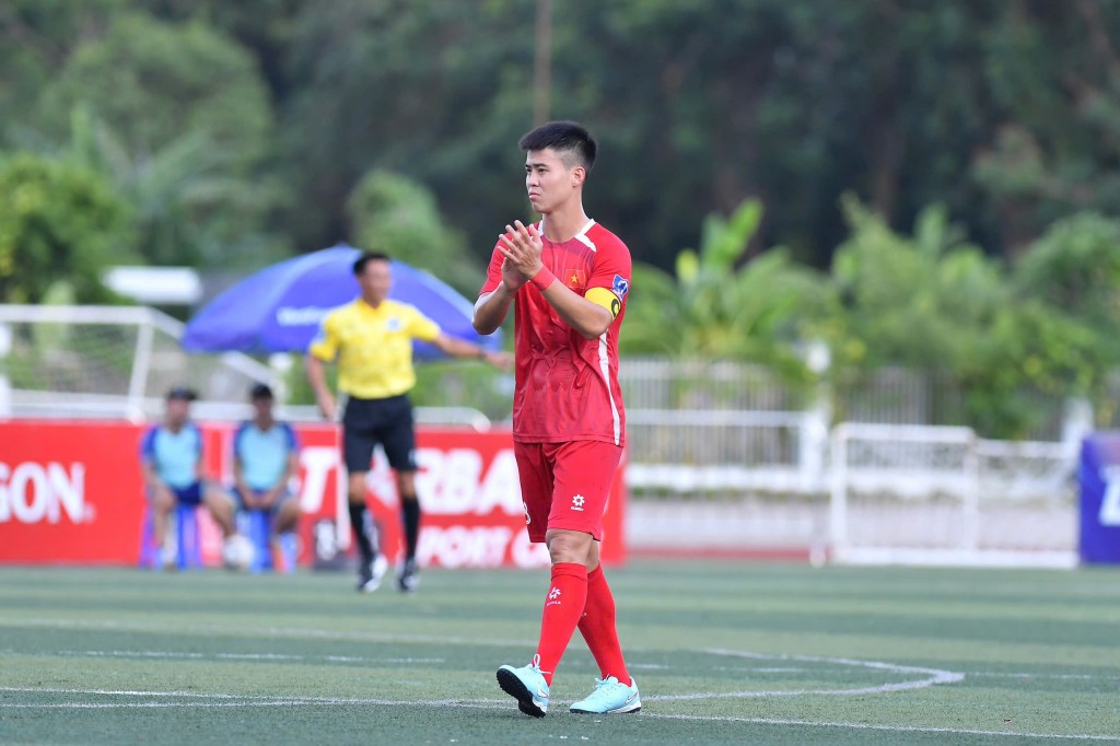 Những chàng trai sân 7 cầm hoà ấn tượng trước các ngôi sao bóng đá Việt Những chàng trai sân 7 cầm hoà ấn tượng trước các ngôi sao bóng đá Việt