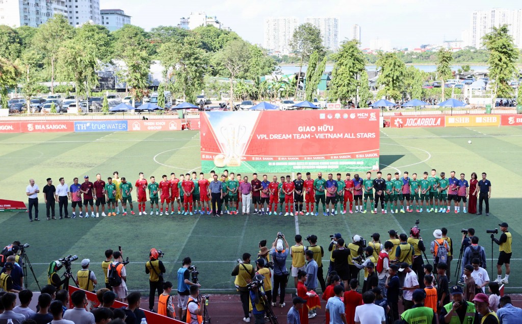 Những chàng trai sân 7 cầm hoà ấn tượng trước các ngôi sao bóng đá Việt