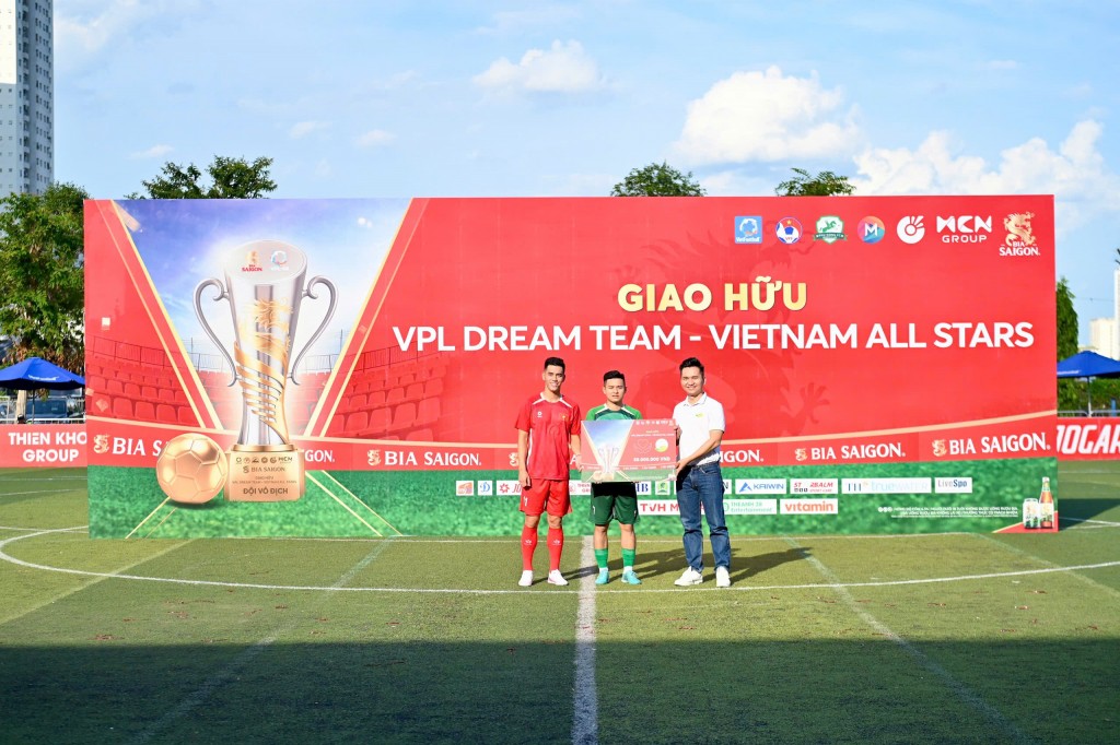 Những chàng trai sân 7 cầm hoà ấn tượng trước các ngôi sao bóng đá Việt