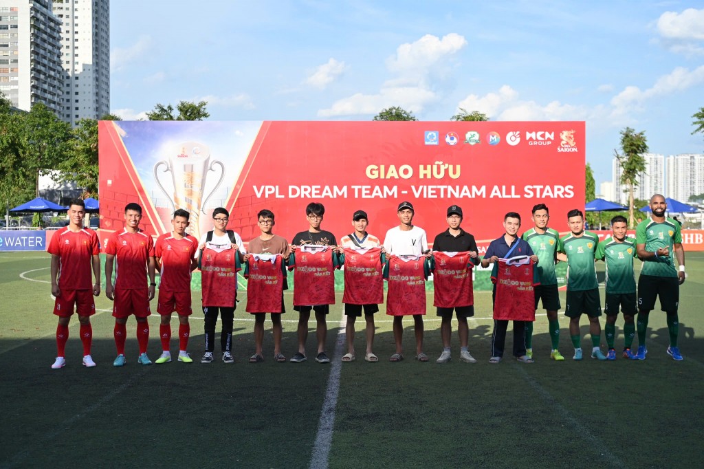 Những chàng trai sân 7 cầm hoà ấn tượng trước các ngôi sao bóng đá Việt