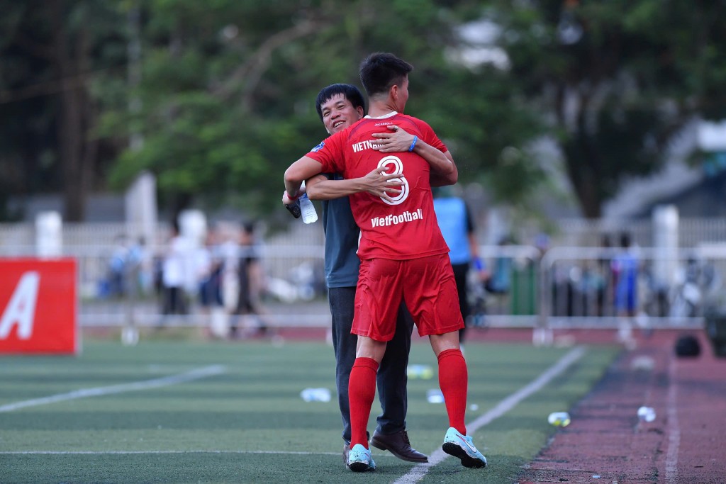 Những chàng trai sân 7 cầm hoà ấn tượng trước các ngôi sao bóng đá Việt Những chàng trai sân 7 cầm hoà ấn tượng trước các ngôi sao bóng đá Việt