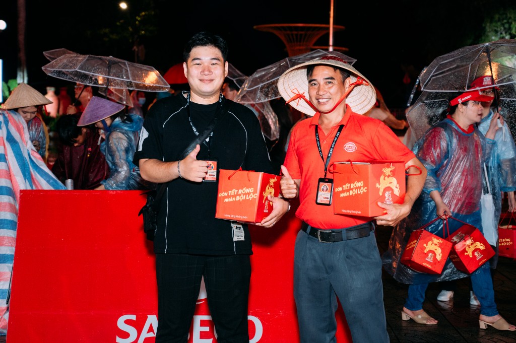 Người dân Vĩnh Long háo hức “đội mưa” tham gia Hành trình Di sản SABECO Người dân Vĩnh Long háo hức “đội mưa” tham gia Hành trình Di sản SABECO