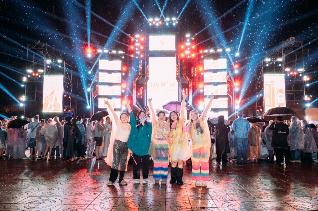 Người dân Vĩnh Long háo hức “đội mưa” tham gia Hành trình Di sản SABECO Người dân Vĩnh Long háo hức “đội mưa” tham gia Hành trình Di sản SABECO