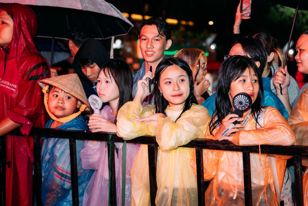 Người dân Vĩnh Long háo hức “đội mưa” tham gia Hành trình Di sản SABECO Người dân Vĩnh Long háo hức “đội mưa” tham gia Hành trình Di sản SABECO