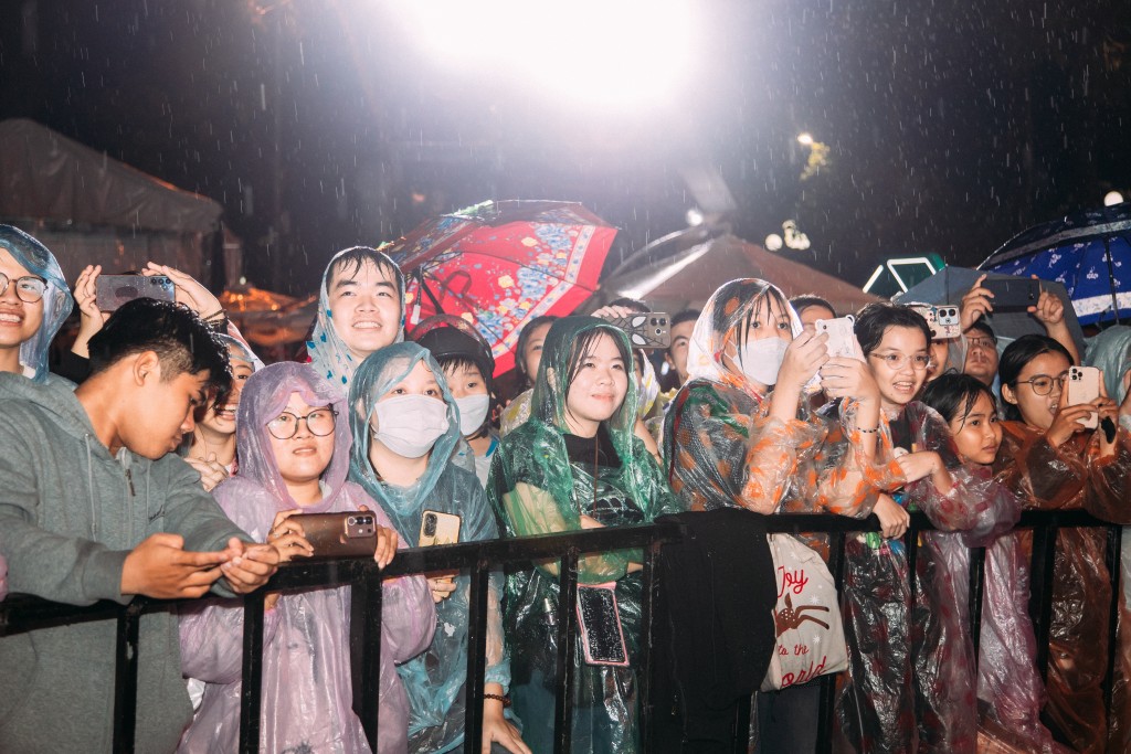 Người dân Vĩnh Long háo hức “đội mưa” tham gia Hành trình Di sản SABECO Người dân Vĩnh Long háo hức “đội mưa” tham gia Hành trình Di sản SABECO