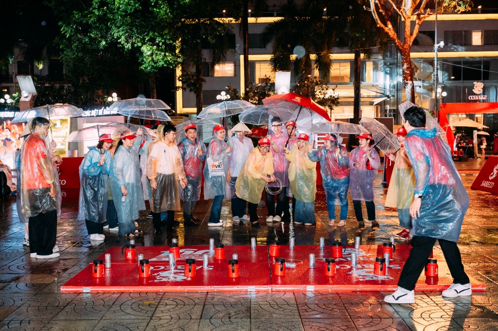 Người dân Vĩnh Long háo hức “đội mưa” tham gia Hành trình Di sản SABECO Người dân Vĩnh Long háo hức “đội mưa” tham gia Hành trình Di sản SABECO