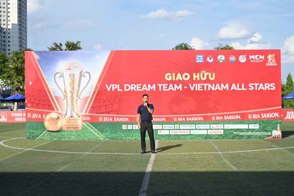 Những chàng trai sân 7 cầm hoà ấn tượng trước các ngôi sao bóng đá Việt