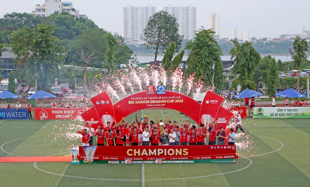Thiên Khôi FC lần đầu tiên bước lên ngôi vô địch Giải bóng đá 7 người VĐQG Bia Saigon Dragon Cup 2025