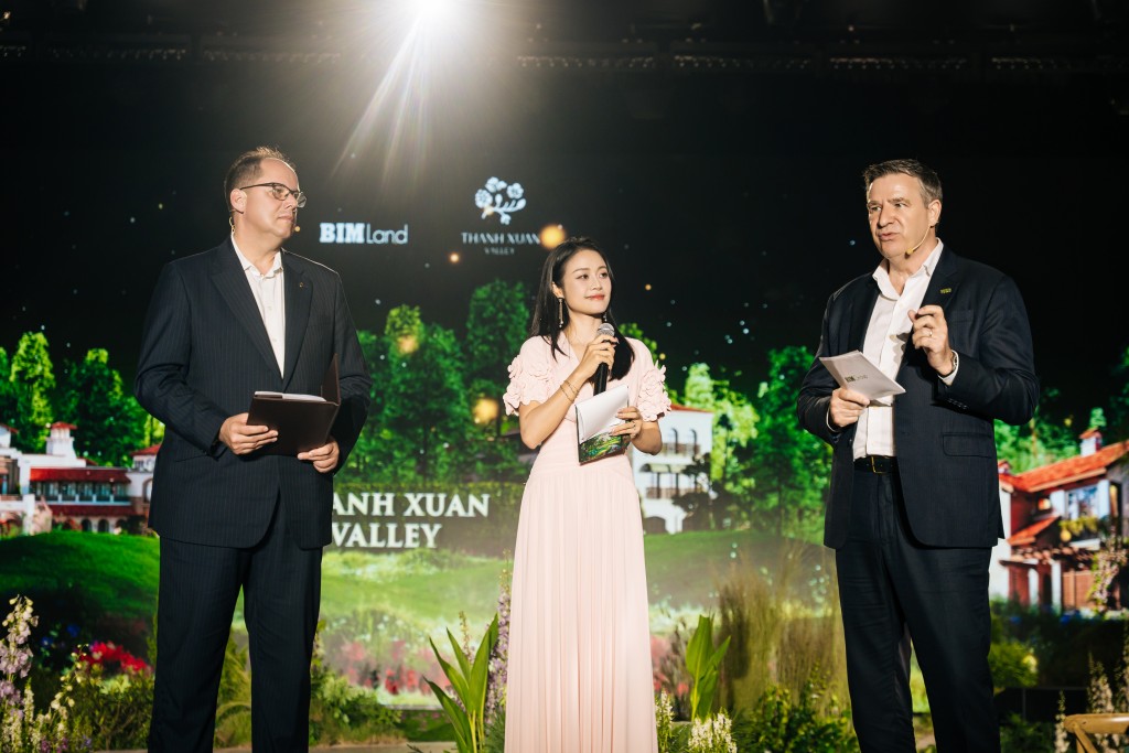 Những chia sẻ từ đại diện BIM Land và IHG Hotels & Resorts mang đến nhiều thông tin giá trị về tiêu chuẩn dịch vụ tại Thanh Xuan Valley và khu nghỉ dưỡng InterContinental Thanh Xuan Valley Resort. Những chia sẻ từ đại diện BIM Land và IHG Hotels & Resorts mang đến nhiều thông tin giá trị về tiêu chuẩn dịch vụ tại Thanh Xuan Valley và khu nghỉ dưỡng InterContinental Thanh Xuan Valley Resort.